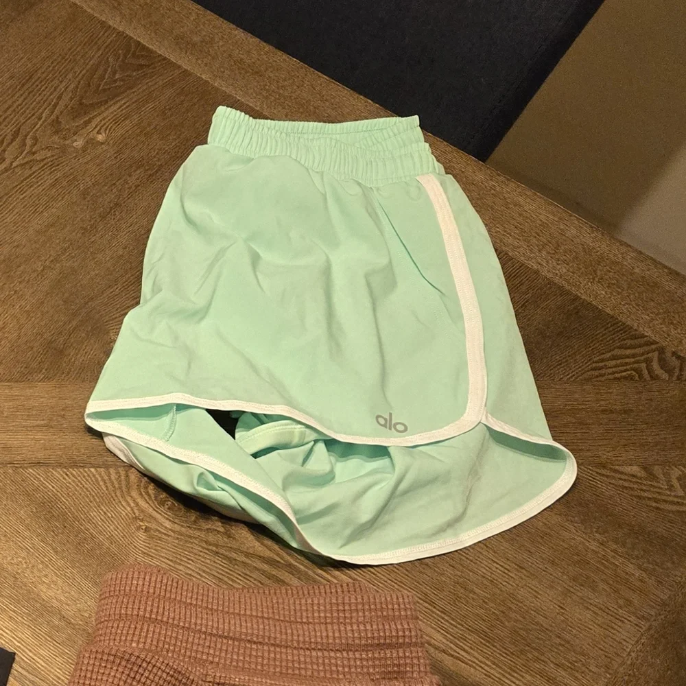 Alo Yoga Ivy League Dolphin Short in Ultramint green with white trim sz XS